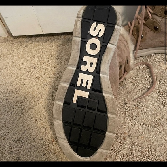 Good, used condition Sorel Explorer Boots. Some scuff marks shown in pictures. - Picture 4 of 6
